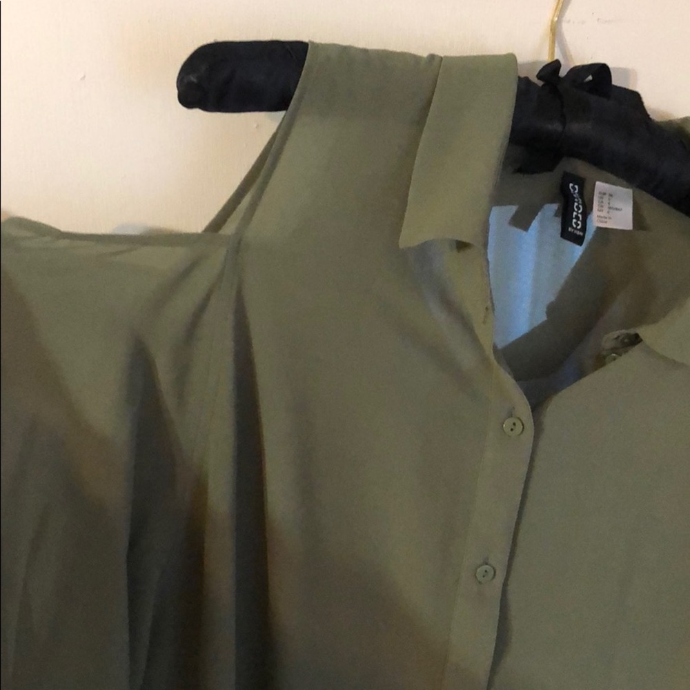 Green cut out shoulder women’s top - Picture 2 of 2
